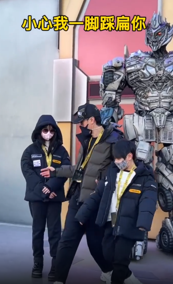 吴尊带儿女打卡环球影城，频繁游玩被质疑不用工作？他大方回应