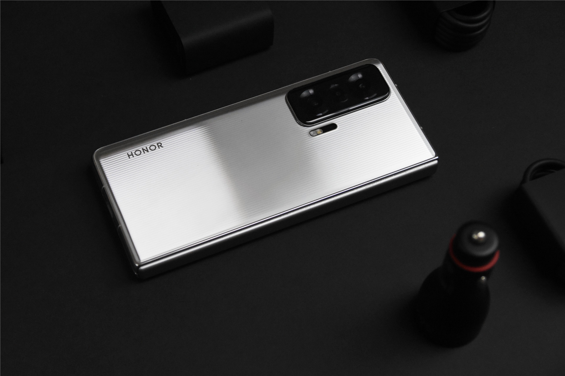 荣耀首款折叠屏Magic V评测：新骁龙8加特，三组镜头影像能力巅峰