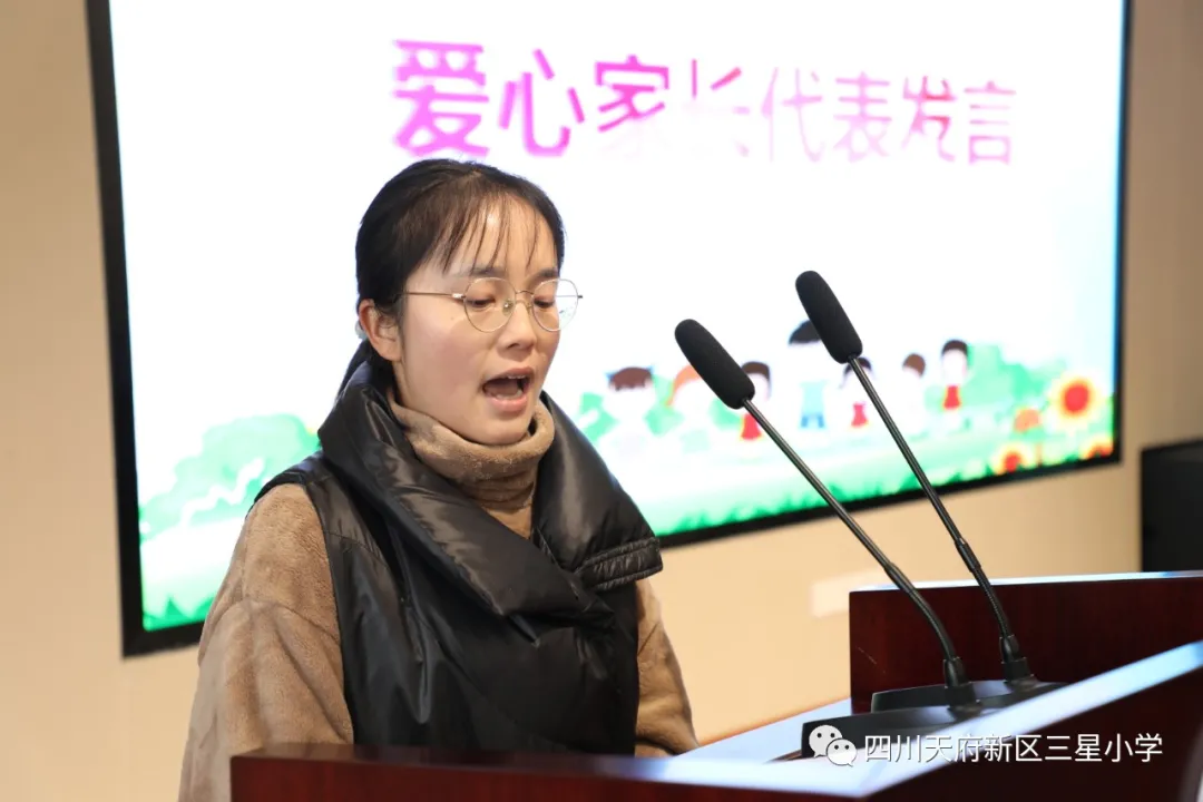 天府新区三星小学丨大手拉小手，让爱传出去