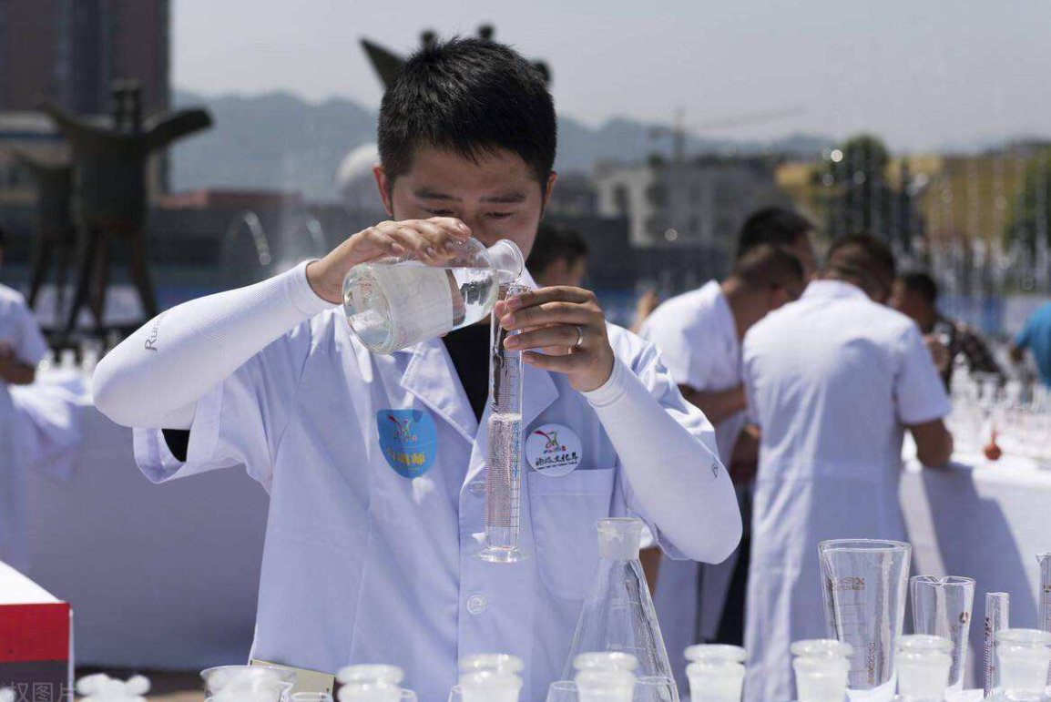 好白酒和普通白酒，到底差在哪？好喝與否不是唯一標準，看完醒悟
