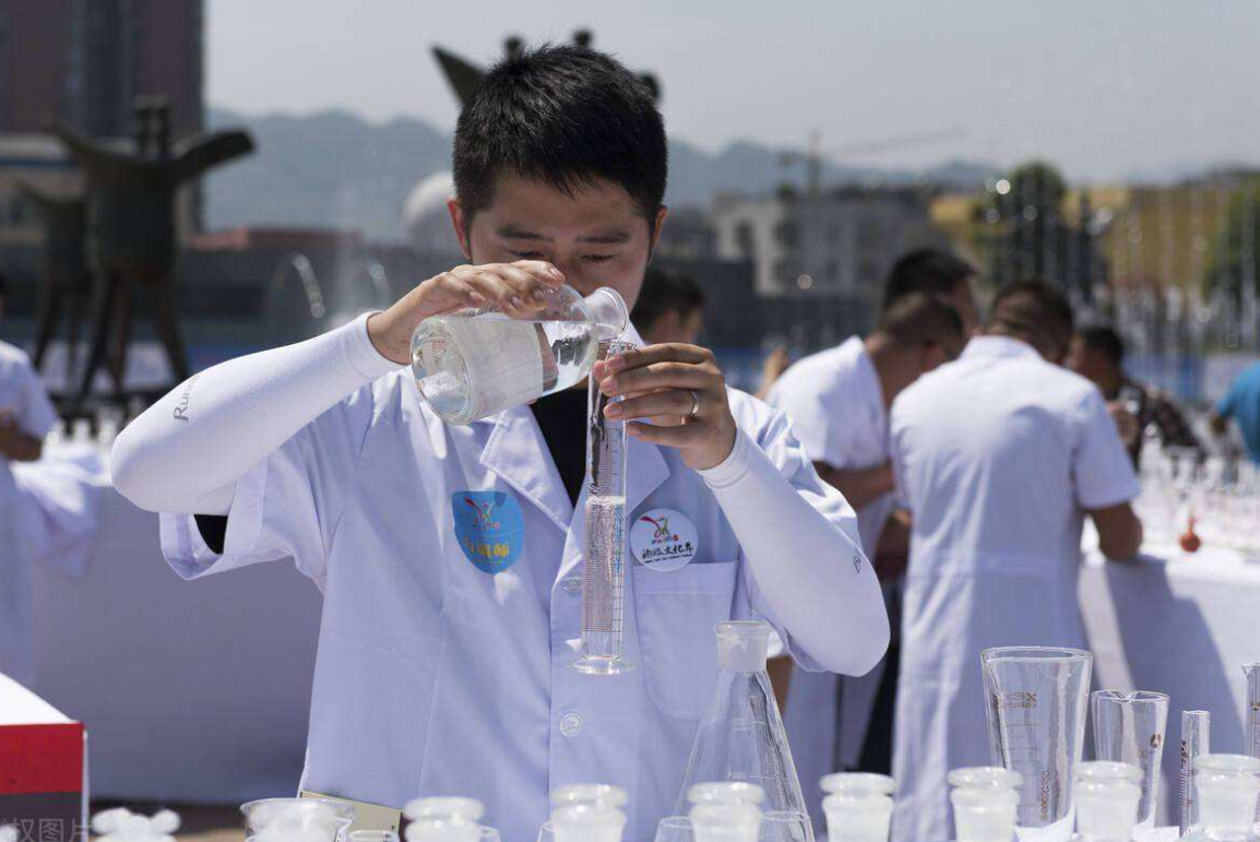 好白酒和普通白酒，到底差在哪？好喝与否不是唯一标准，看完醒悟