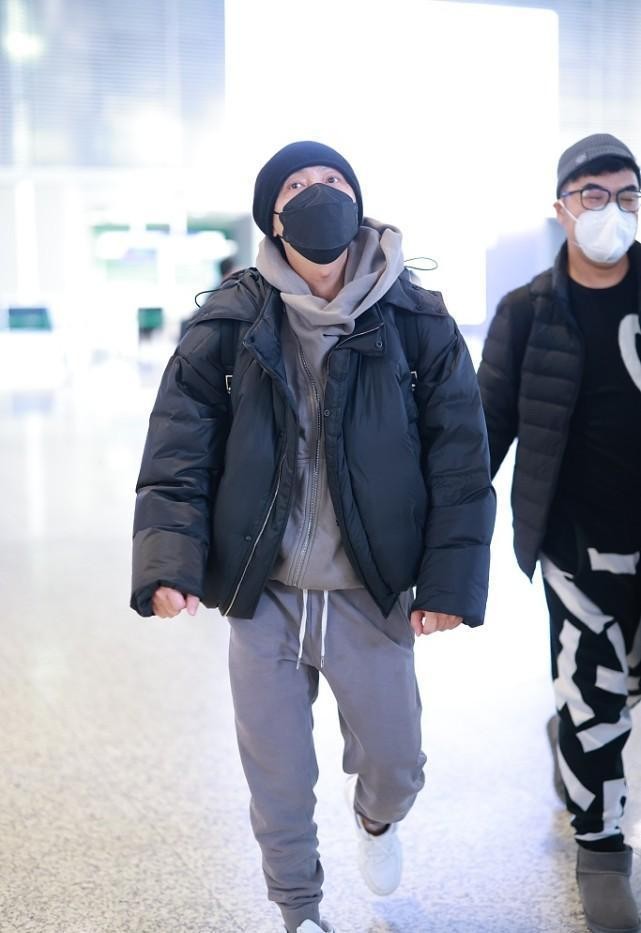 张卫健穿面包服似“小巨人”，夹克里面套件卫衣，这是有多怕冷