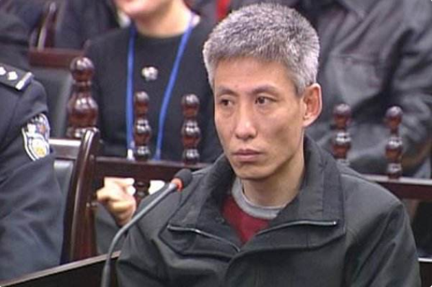 2003年刘涌被判死刑后，喝了一口白酒，让妻子在脚镣处塞了1元钱