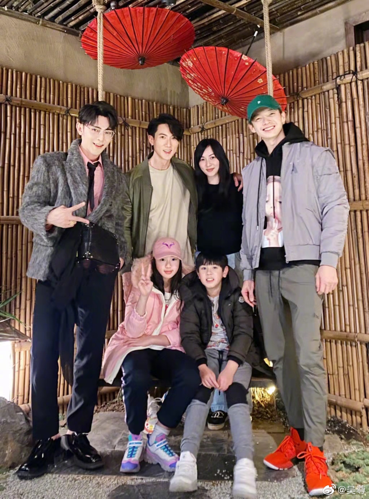 吴尊一家四口现身机场，11岁neinei身高超爸爸肩膀，和妈妈很像