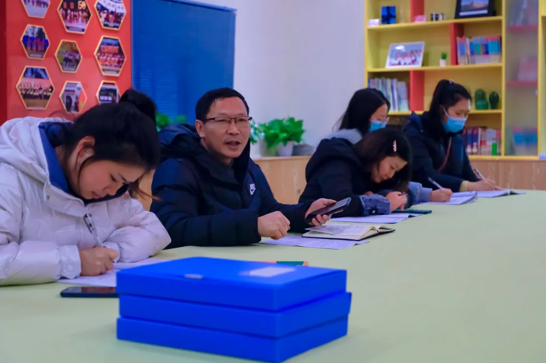 四川天府新区籍田小学开展期末复习研讨活动
