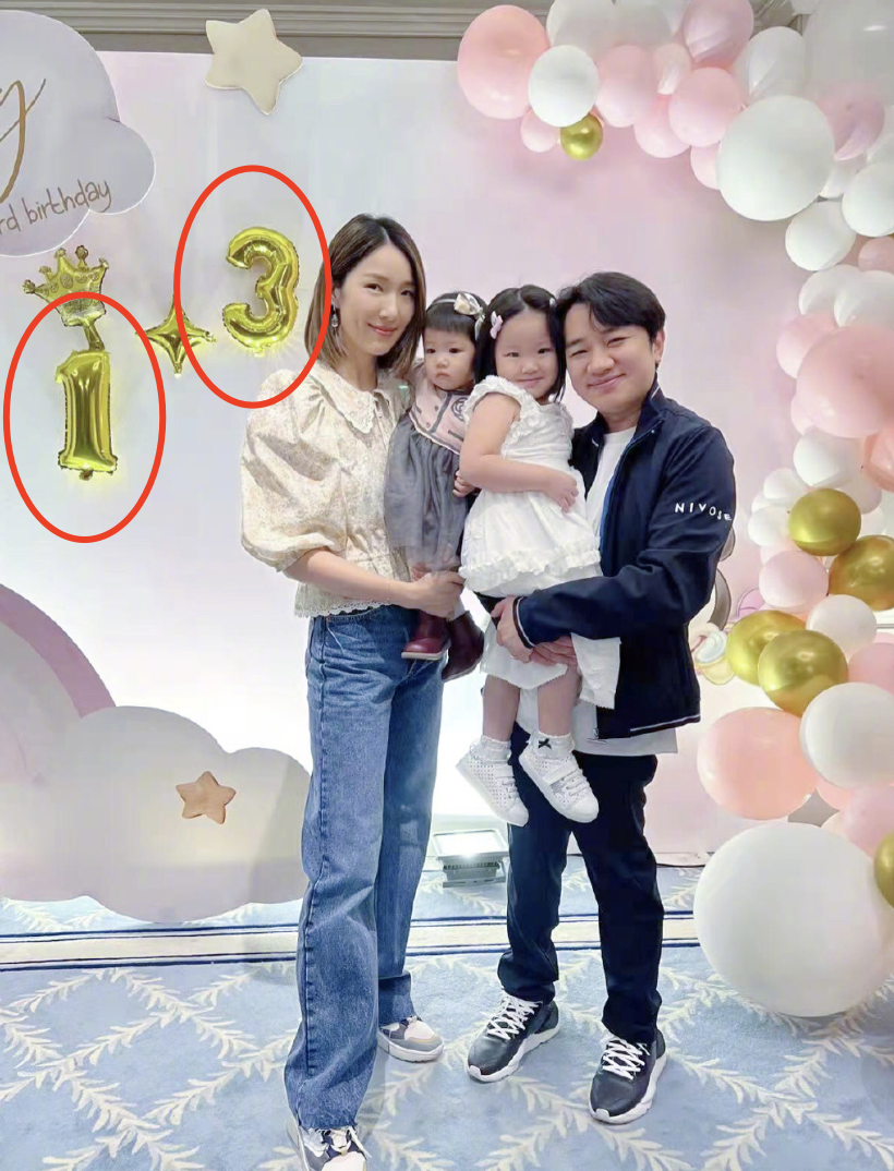 王祖蓝晒全家福为俩女儿庆生，1岁妹妹很高冷，3岁姐姐镜头感十足