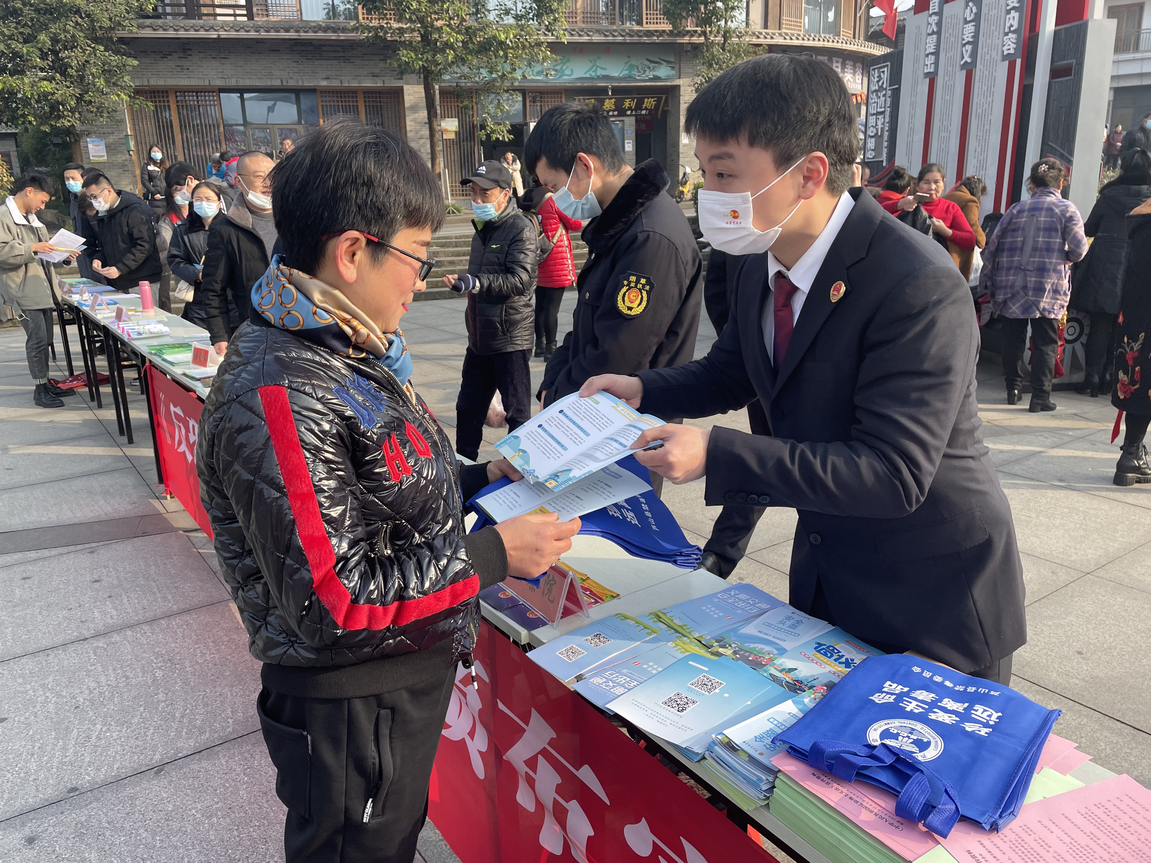 弘扬宪法精神 捍卫宪法权威