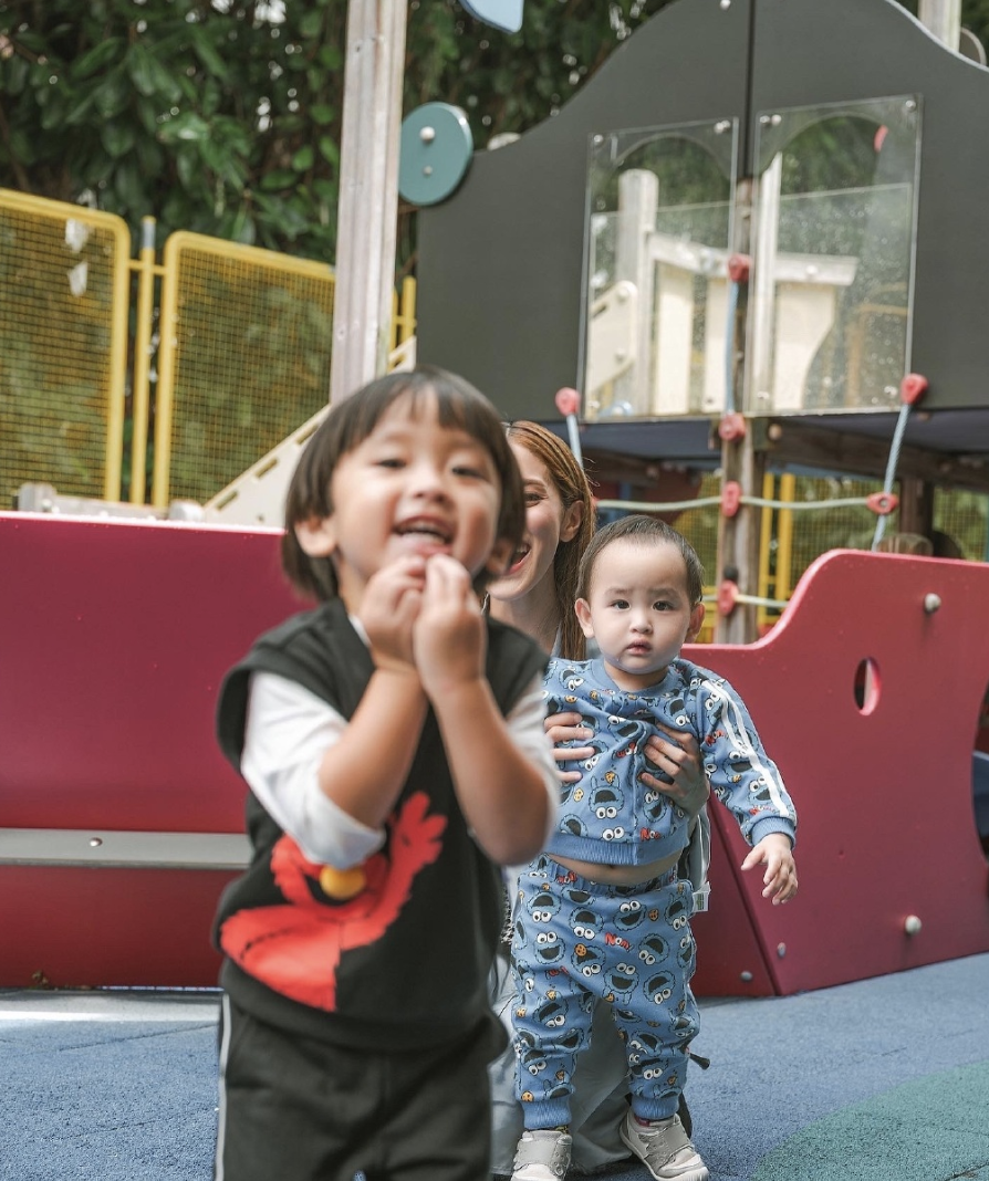 郑嘉颖90后娇妻携子拍广告，母子三人温馨互动，兄弟俩颜值颇高