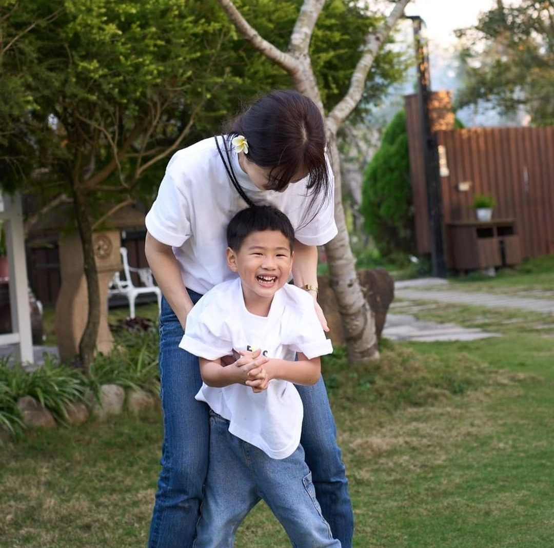 Ella带家人和员工度假，与劲宝DIY披萨，母子欢乐同框画风有爱