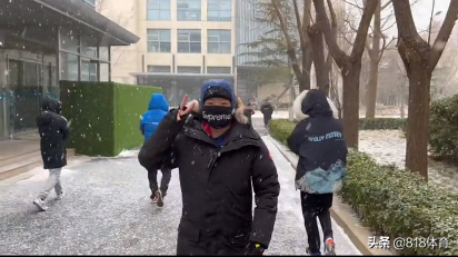 小可爱!全红婵北京冬训迎来2022第一场雪,裹得紧紧的和师姐回宿舍