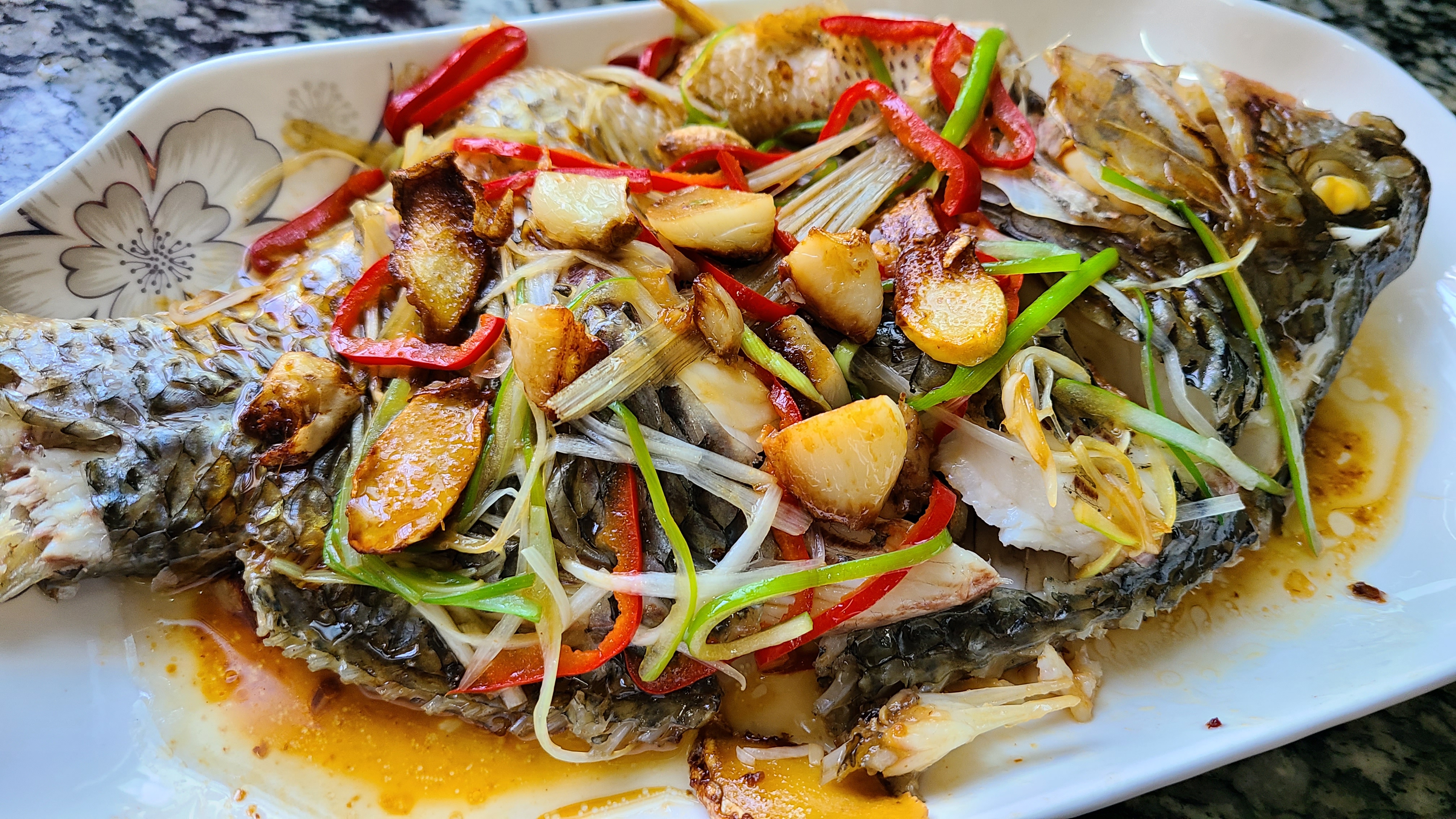 蒜香焗鱼这做法在广东出了名，老厨师教的一道菜，味香肉嫩