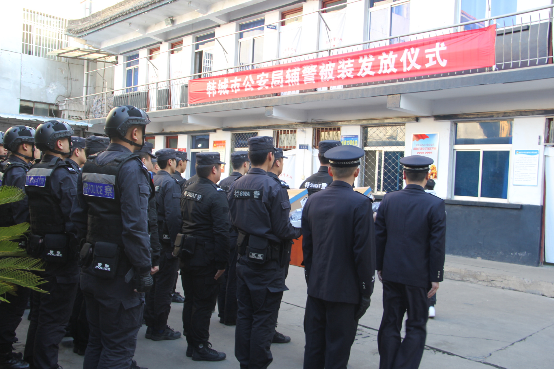 辅警队员手中,有效改善了一线民警警务装备水平,为冬季巡逻执勤提供了