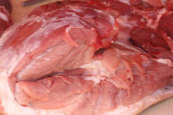 猪肉放在冰箱里一年，究竟还能不能吃？储存猪肉有技巧，记好3招