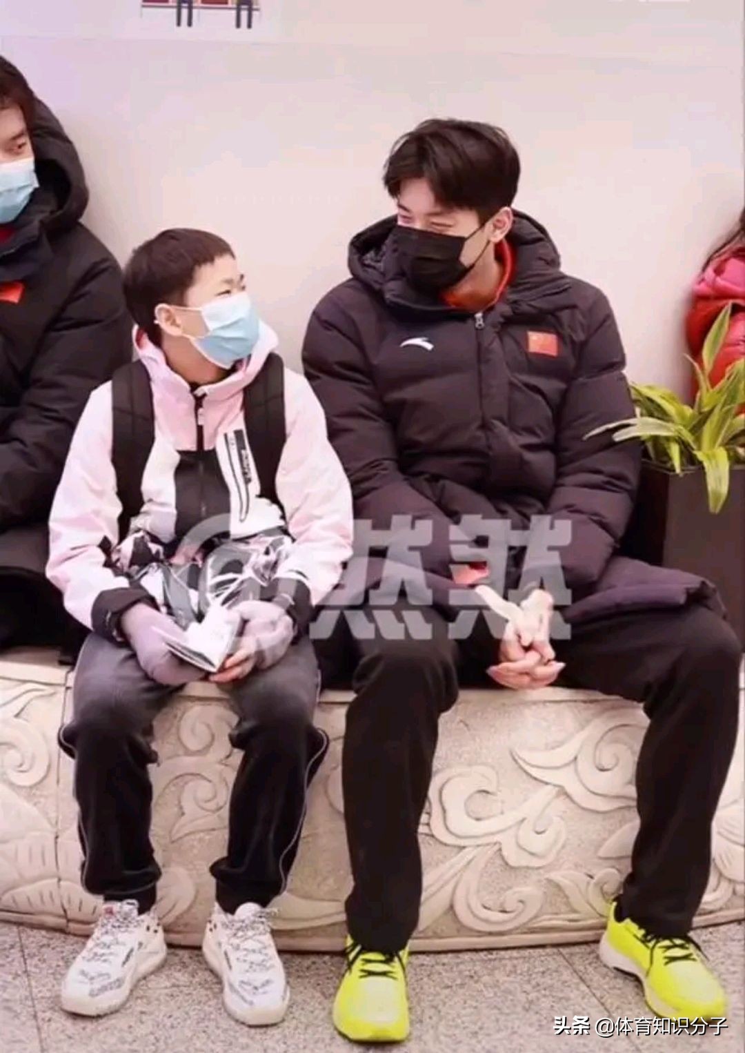 全红婵再次出征！红姐在机场和男神有说有笑，男神眼中都是爱意
