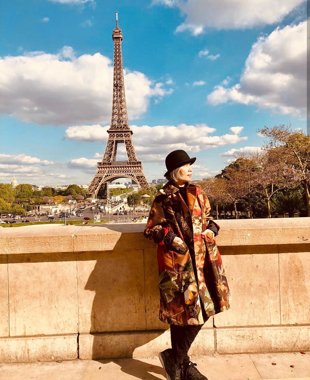 周杰伦晒母子同框，大赞母亲比自己还要潮，71岁周妈妈时尚年轻