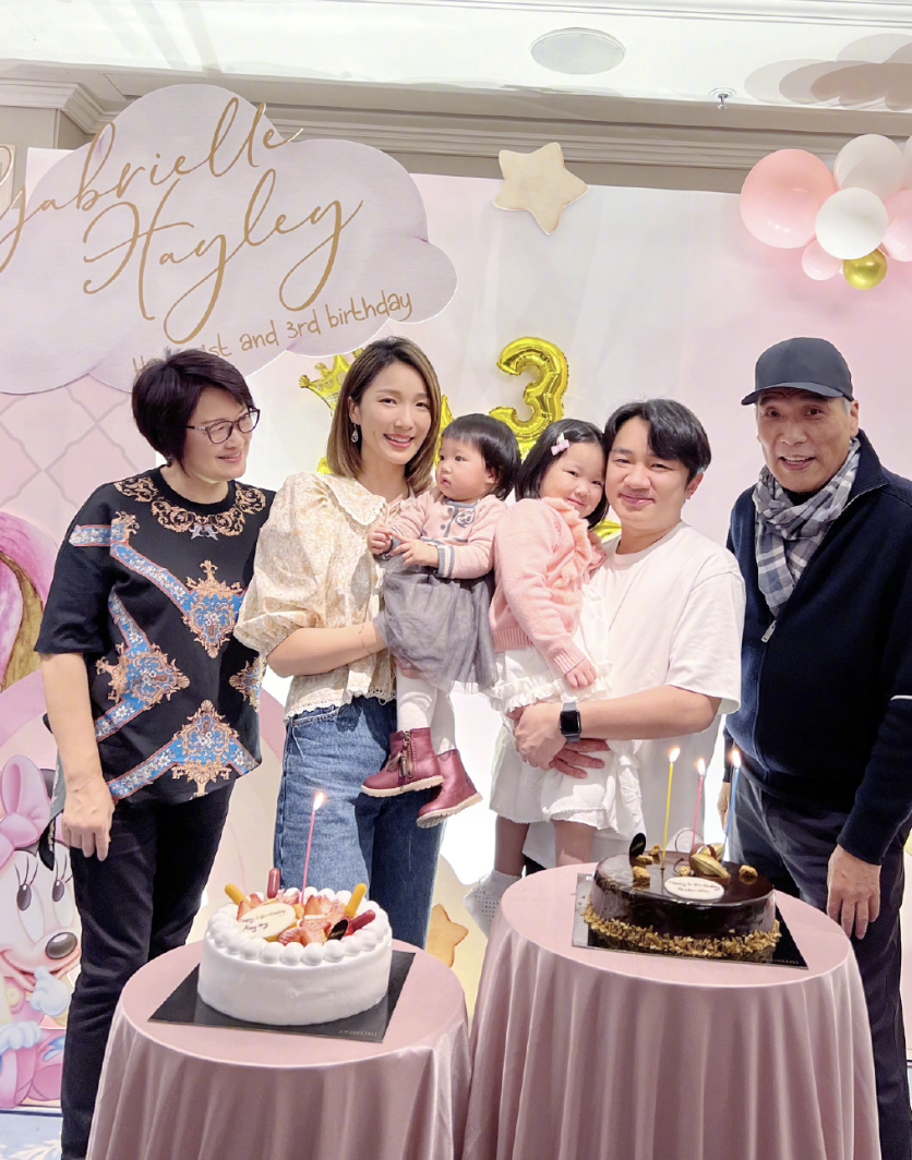 王祖蓝晒全家福为俩女儿庆生，1岁妹妹很高冷，3岁姐姐镜头感十足