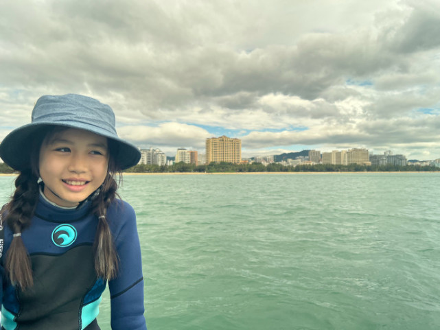 钟丽缇张伦硕带俩女儿冲浪，一家四口久违同框，全是高颜值大长腿