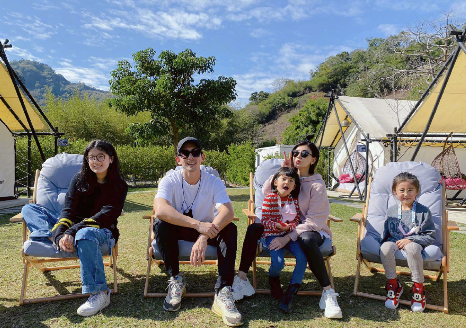 贾静雯荣归母校被评为杰出校友，晒多张童年照，咘咘和妈妈神相似