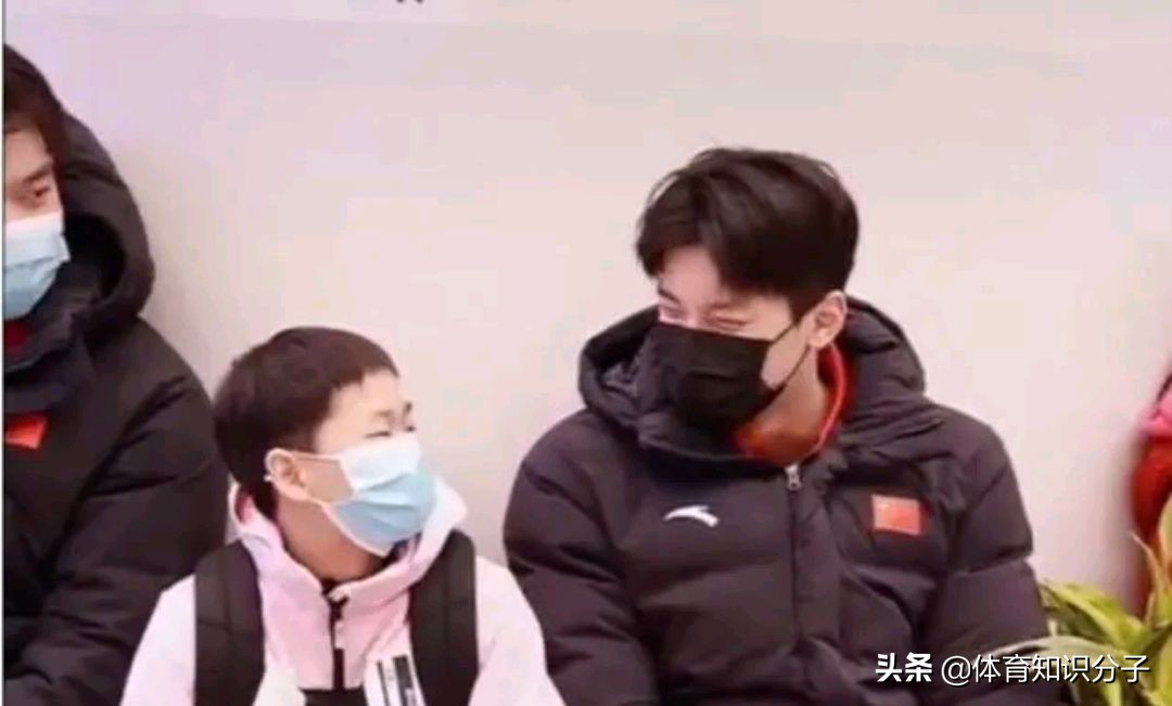 全红婵再次出征！红姐在机场和男神有说有笑，男神眼中都是爱意