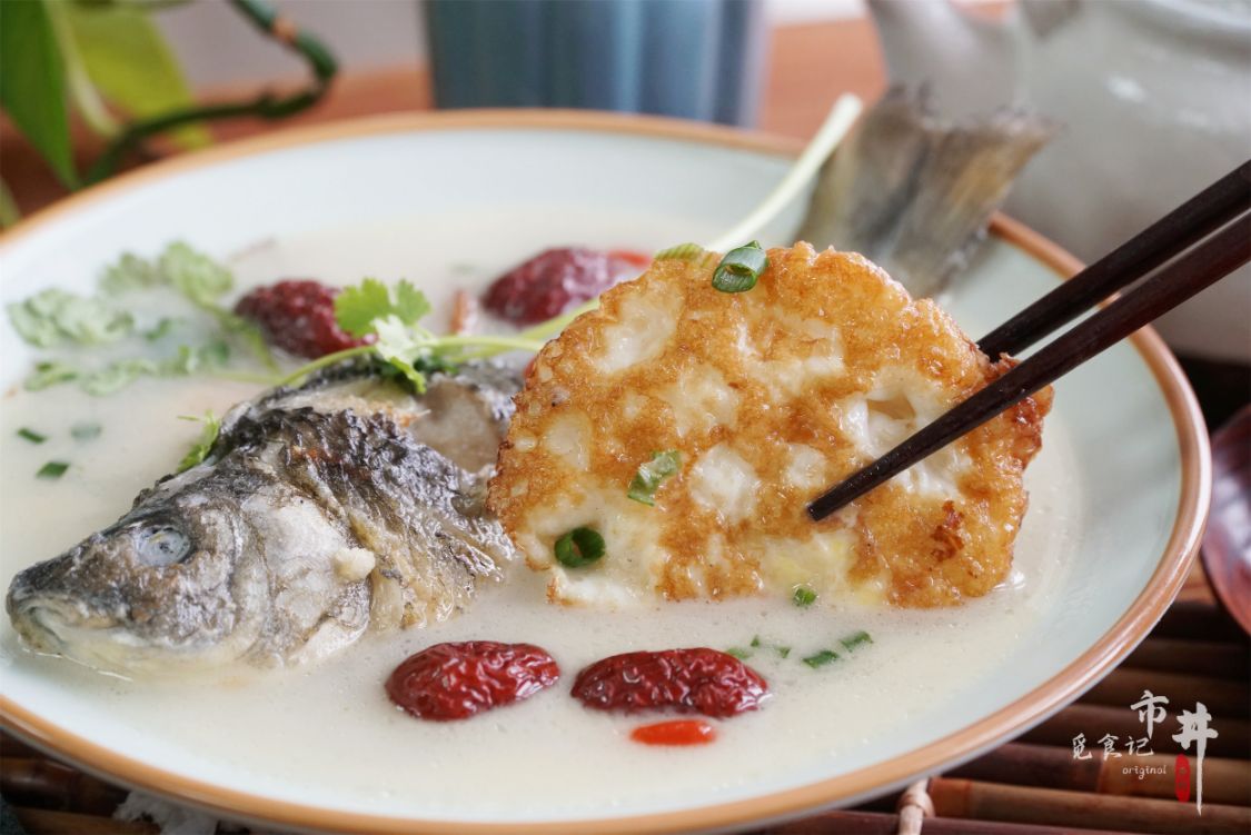 冬天煮鲫鱼汤时，记得多加3样食材，驱寒又营养，味道也更鲜了