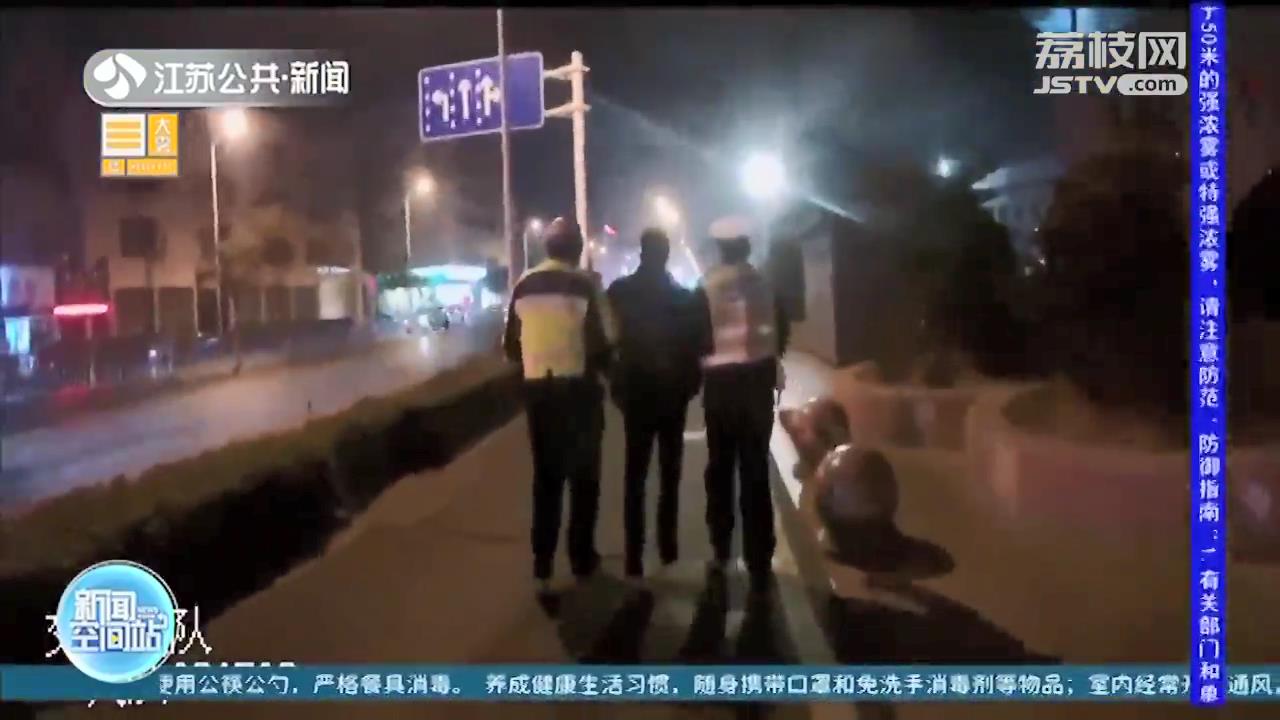 逃是逃不掉的！淮安一醉驾男子弃车逃跑 就在警察找人时，从车底传来手机铃声