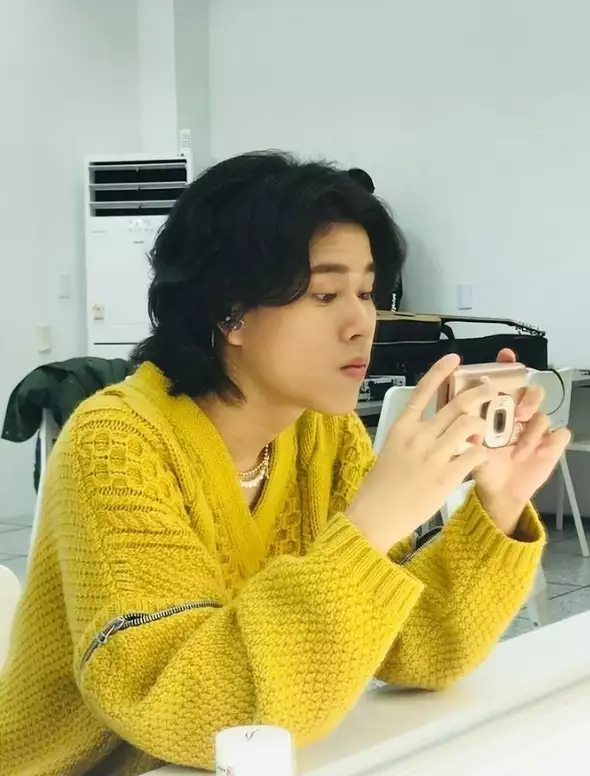 李茂珍获金唱片本赏,获奖前一刻在打电话引热议