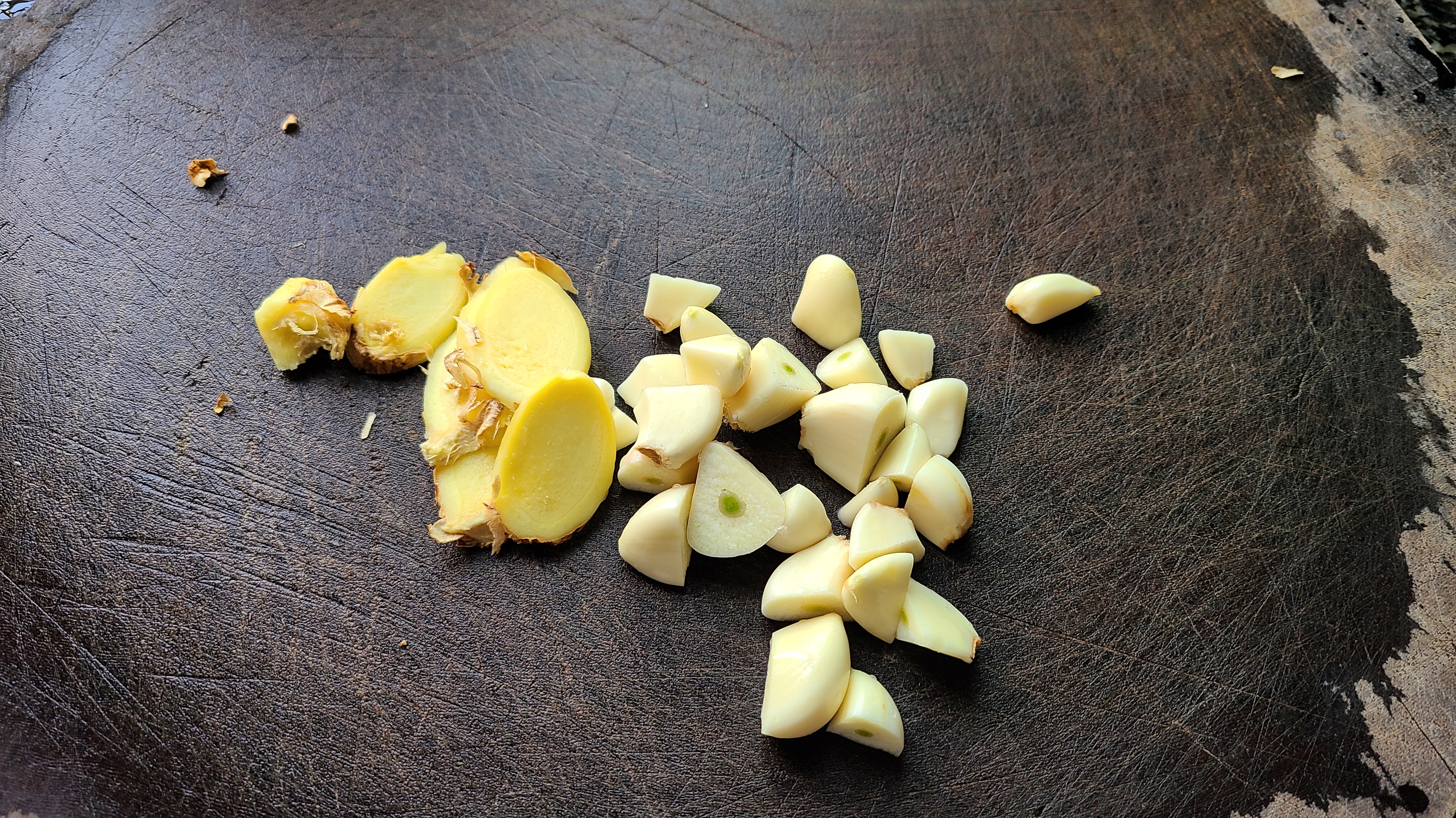 蒜香焗鱼这做法在广东出了名，老厨师教的一道菜，味香肉嫩