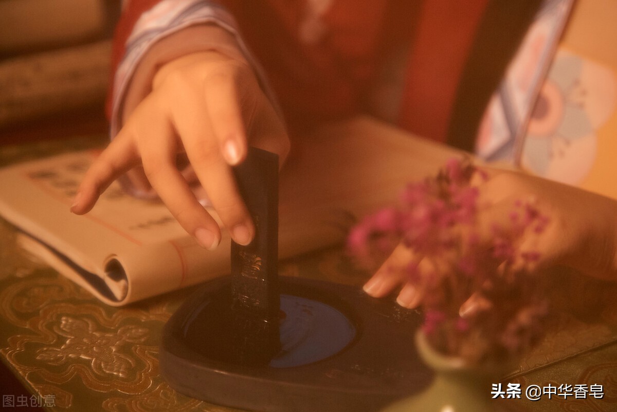 福寿安康礼盒皂,旭日祥云飘庆祝耄耋老人大寿,洋溢着欢乐气氛