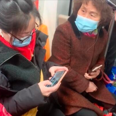 女乘客在地铁上跷二郎腿老太太提醒遭回怼，谁是谁非？