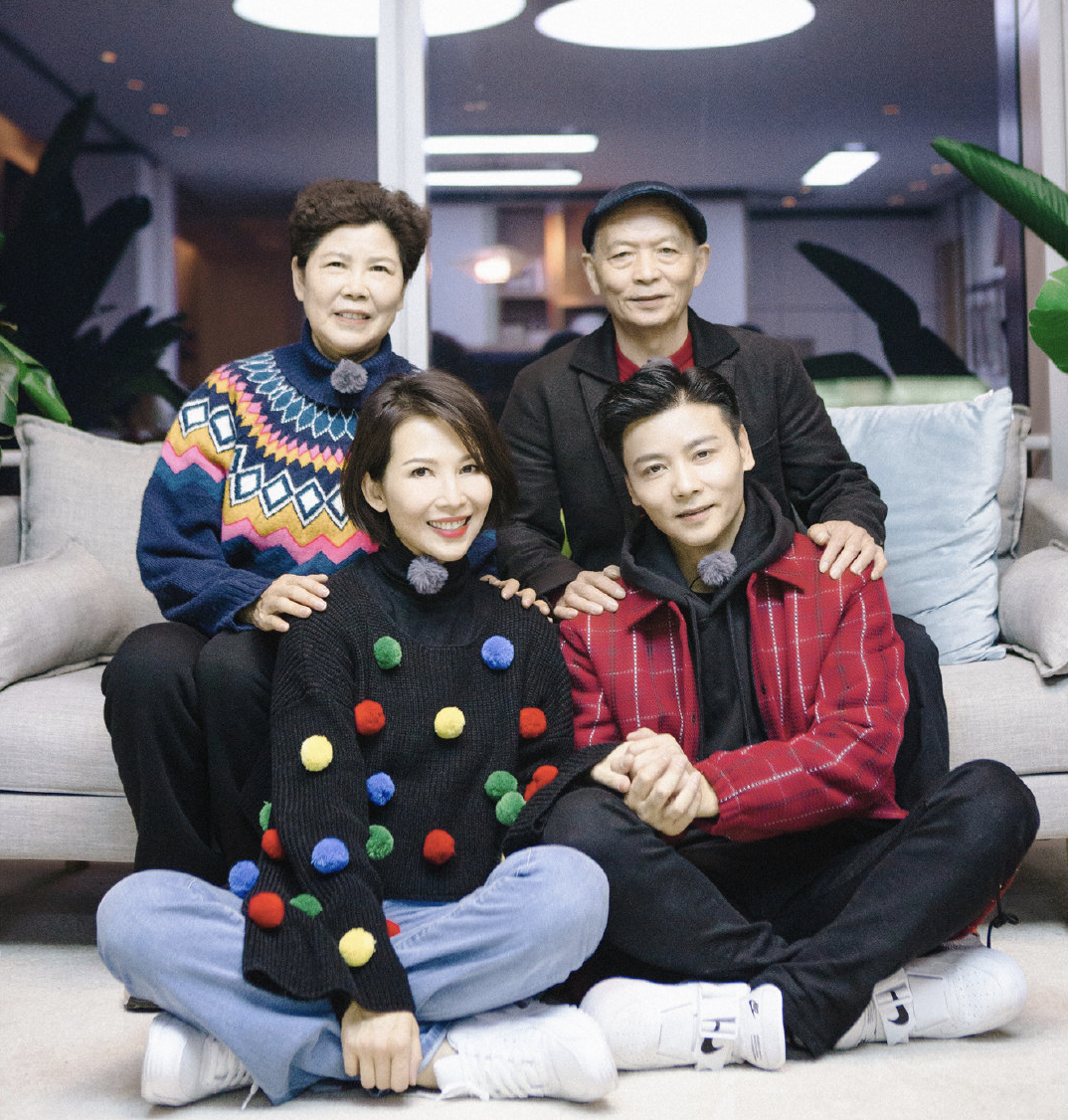 蔡少芬晒照庆祝结婚14周年，张晋甜蜜表白：我的心和你在一起