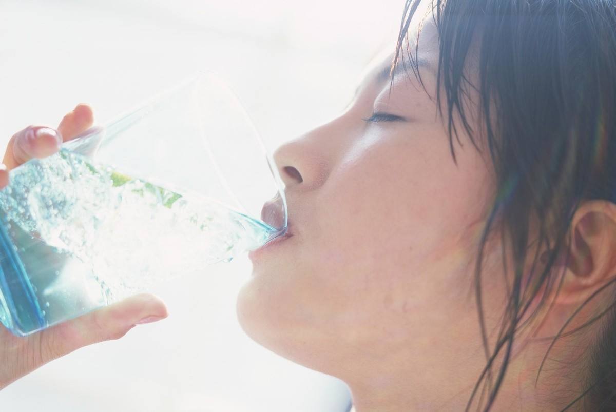 为什么医生总告诉我们：要多喝水！水的这5大好处，也许你不知道