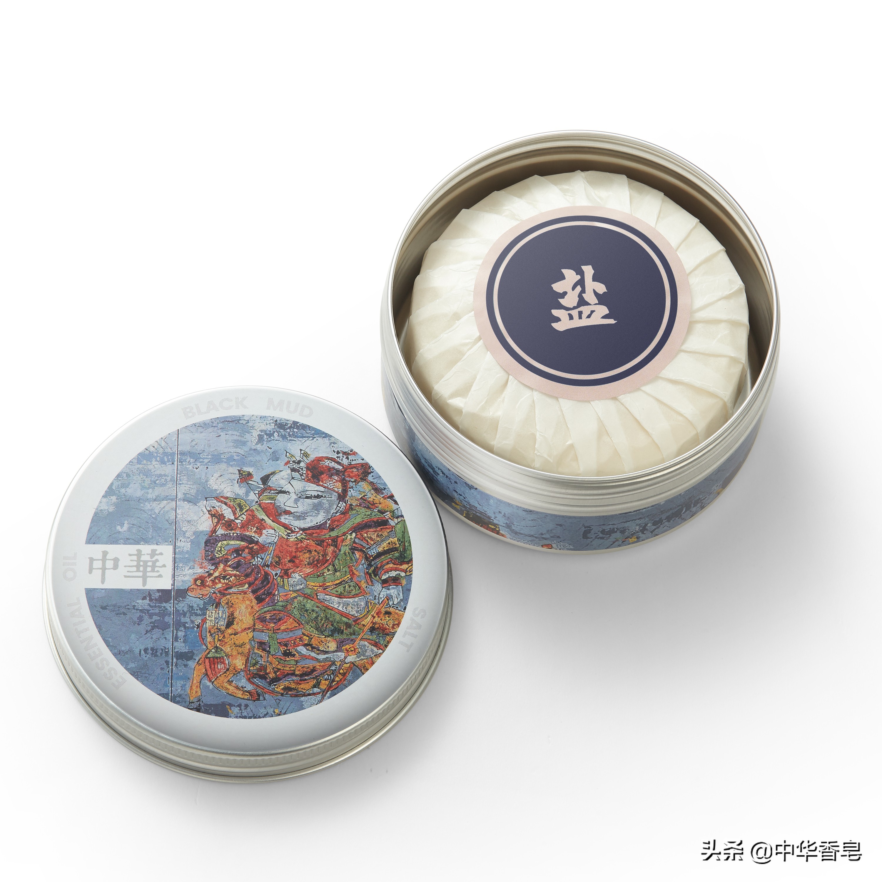 屋内炉火熊熊燃烧着，吃着烤红薯，落雪染影皂让人感到暖意融融