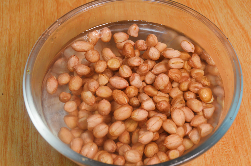 “炸花生米”不要先放油，教你一个正宗做法，花生香脆皮不焦