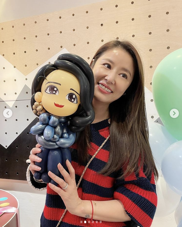 林心如晒5岁女儿生日现场照，表白小海豚“爱你”，45岁状态年轻