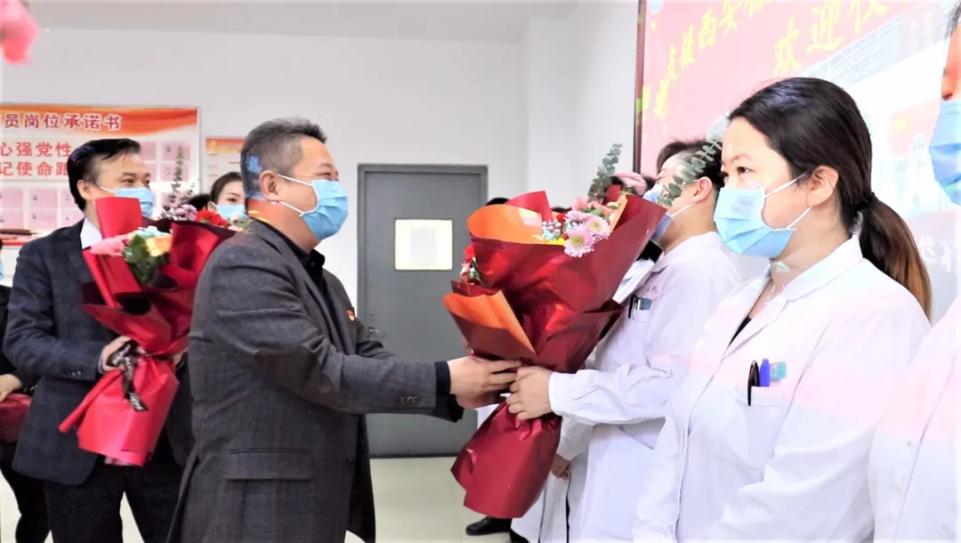渭南市中心医院15名支援西安核酸检测队员回家啦
