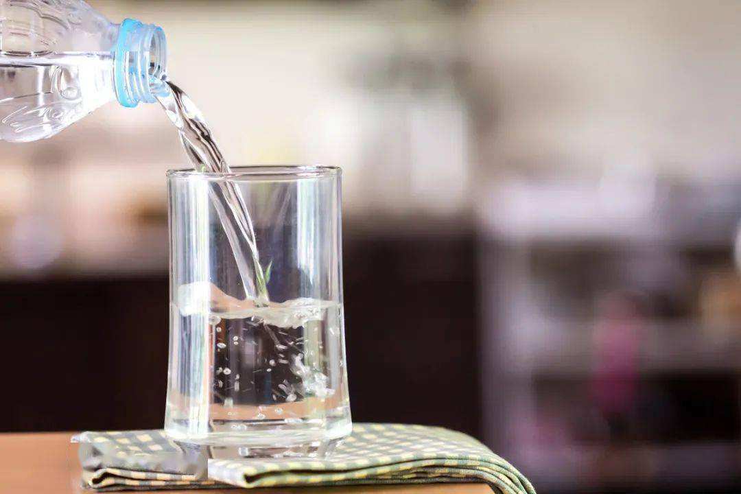 为什么医生总告诉我们：要多喝水！水的这5大好处，也许你不知道