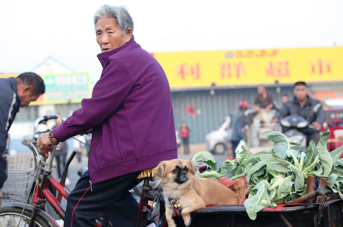 拍加油视频火上人民日报：生活不易，我们该如何自渡