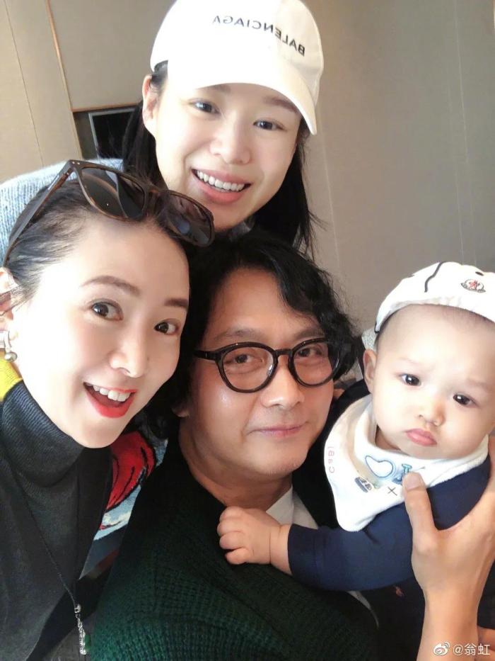 胡杏儿老公带儿子去玩，抱俩娃大展爸爸力，为儿子认识新朋友高兴