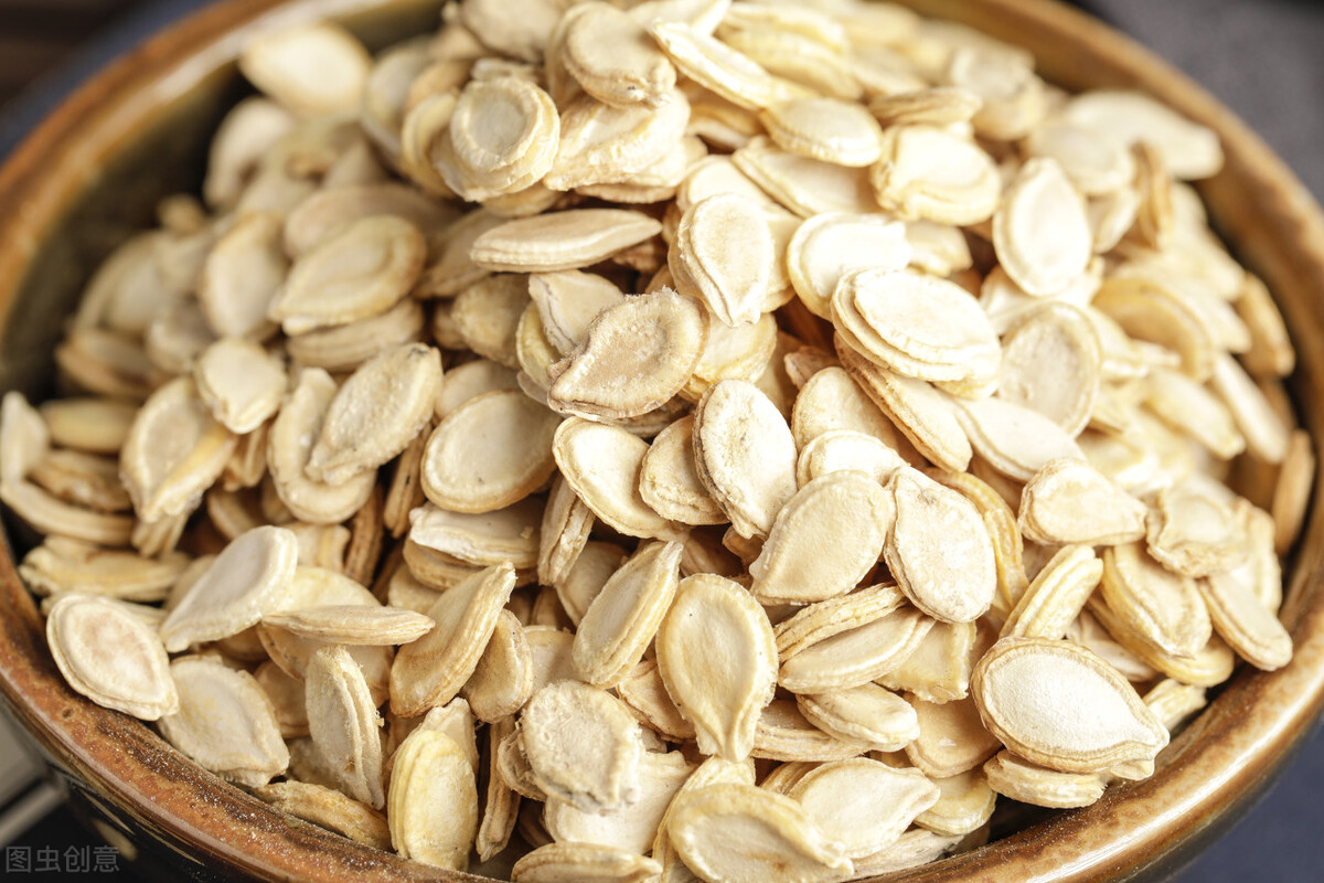 吃一把瓜子等于喝一勺油？教你正确吃瓜子的方法，吃出营养和健康