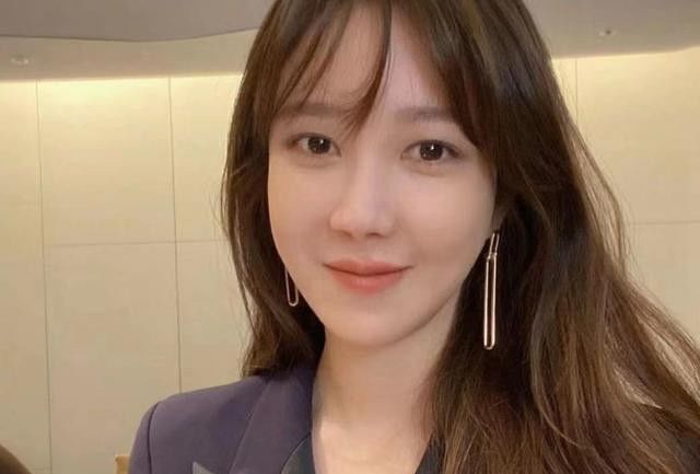 出身韩国财阀世家为爱隐婚退出演艺圈后复出靠顶楼爆火