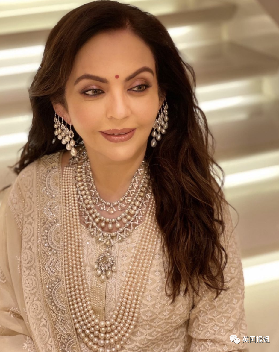 2002年,老安巴尼因中风去世,死前没有理清遗嘱,导致两个儿子关系紧张