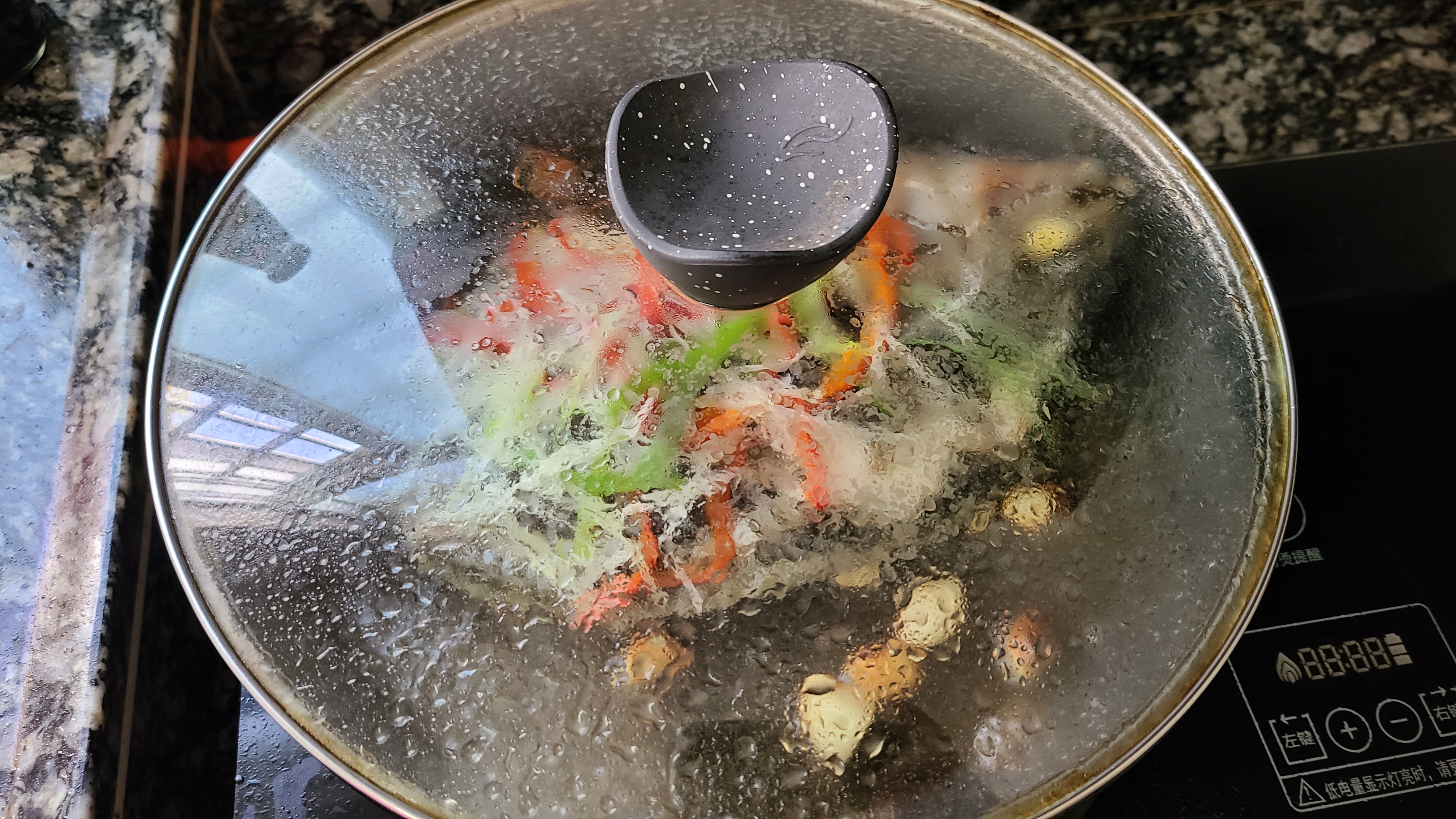 蒜香焗鱼这做法在广东出了名，老厨师教的一道菜，味香肉嫩