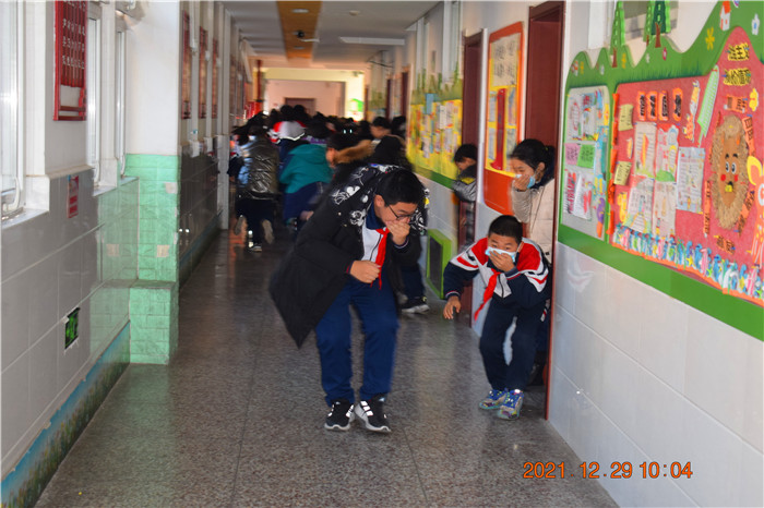 邯山區(qū)美的小學開展消防安全緊急疏散演練(圖2) 邯山區(qū)美的小學開展消防安全緊急疏散演練(圖2)