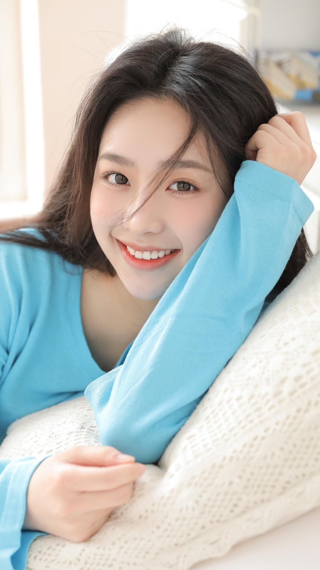 花一般的年纪,长相十分符合"邻家女孩"的标准,甜美怡人,犹如一阵拂面