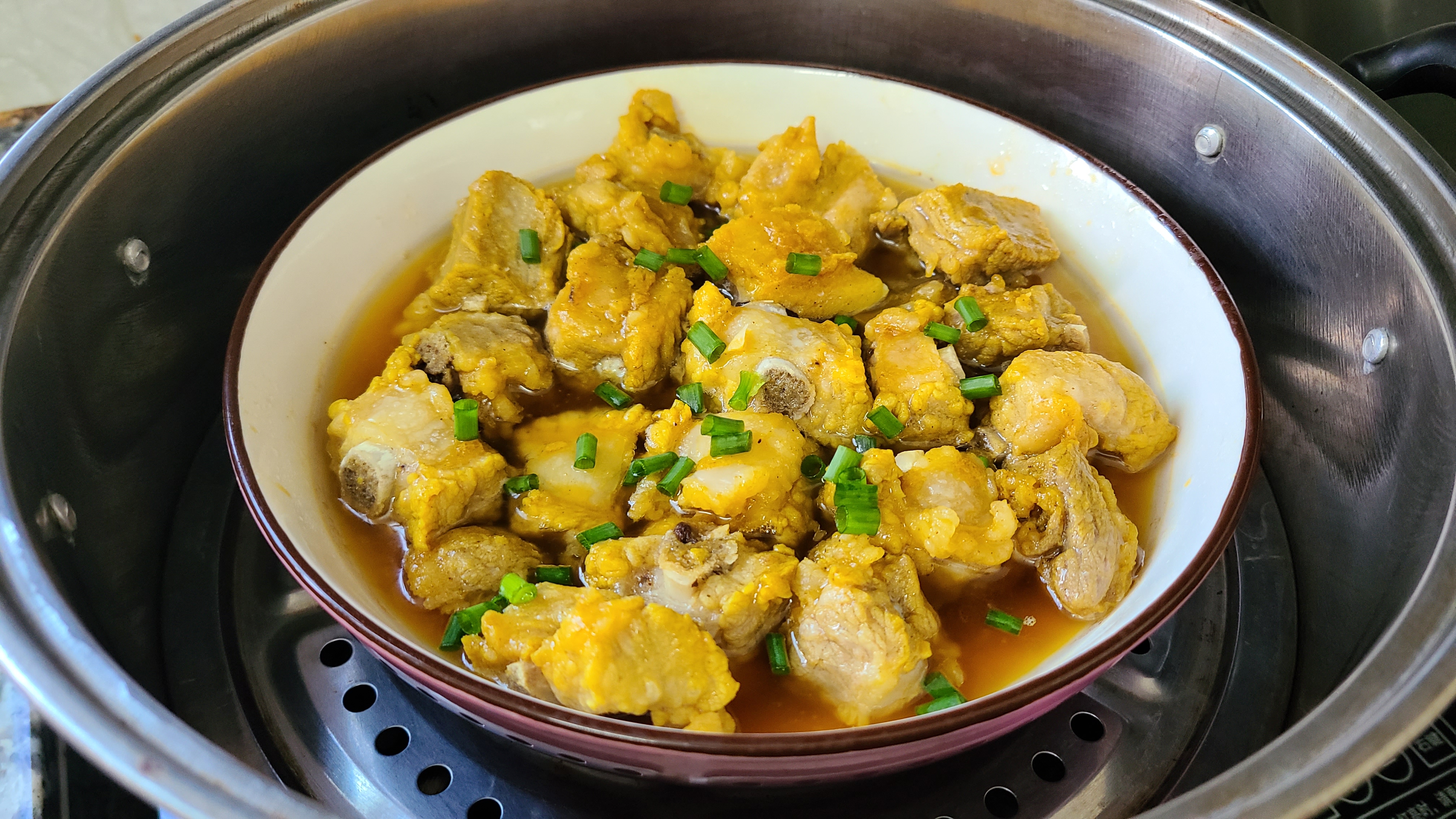 广东老厨师教的排骨做法，香喷喷的一道家常菜，好吃味浓