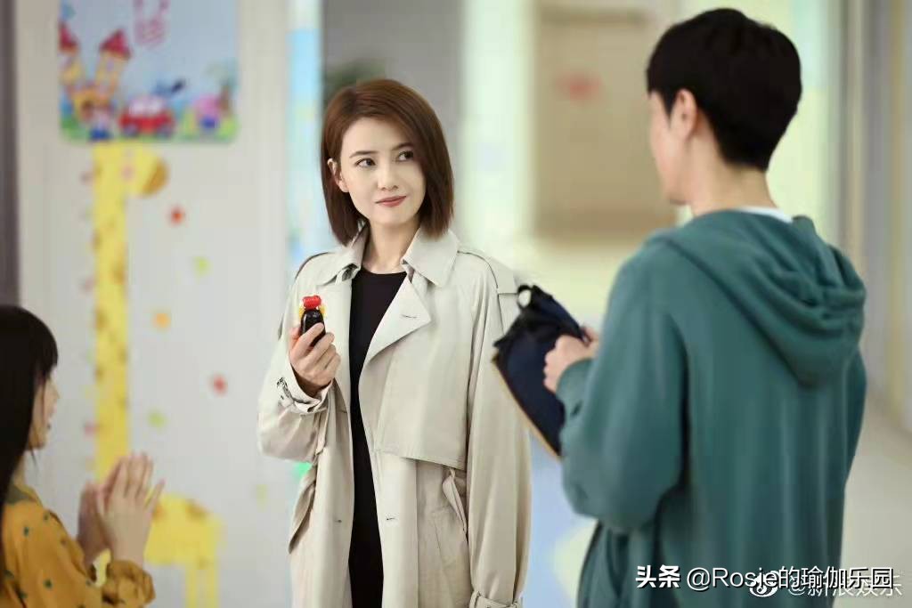高圆圆复出身材完美，久坐身体僵硬赘肉堆积，4步灵活脊柱逆生长