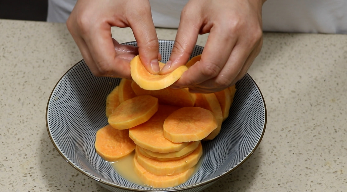 天气寒冷，碰到这红薯饼，我绝不手软，不用和面，饱腹感强
