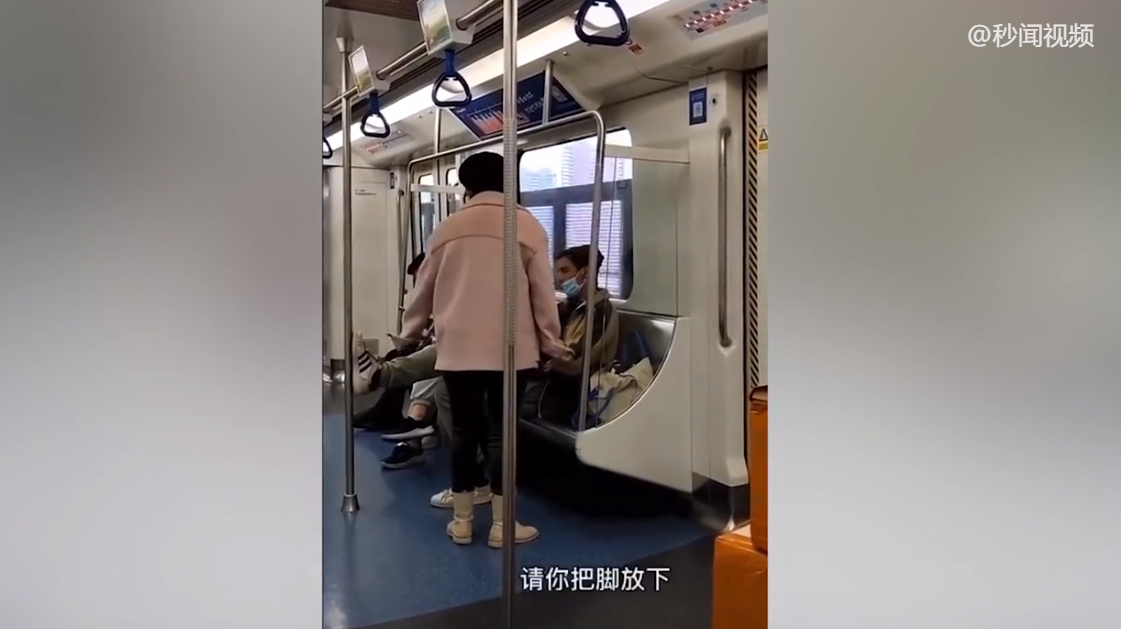 外籍男子深圳地铁内脚踩扶手戴口罩露鼻子，女子呵斥：赶紧回去