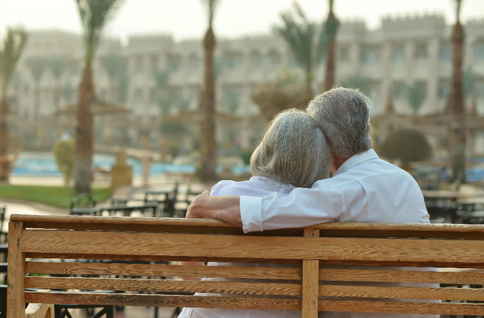 老年人避而不谈的夫妻生活，藏着5大优点！放弃的人太亏了