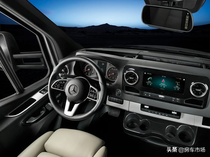 定位高端7米多賓士房車，3.0升V6柴油機動力強，帶拓展沙發能變床